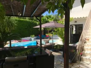 Bed,Kitchen and Swimming Pool Villa Esterel - 海滨布洛瑞
