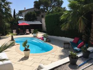 Bed,Kitchen and Swimming Pool Villa Esterel