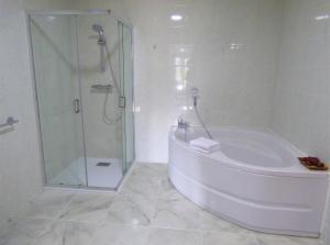 Hotels Hotel Les Galets : Chambre Familiale avec Baignoire