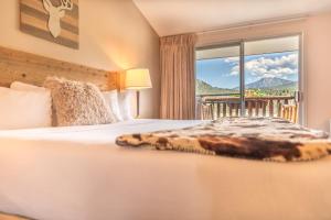 King Room with Balcony room in Alpine Trail Ridge Inn