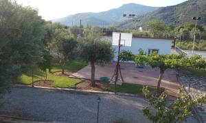 STUDIO WITH TENIS COURT AND MINI BASKET Achaia Greece