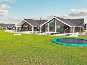 Five-Bedroom Holiday home in Bogense - Skovsgårde