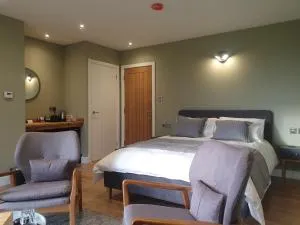 Open acres accommodation and airport parking - Flax Bourton