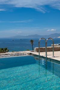 Private Luxury Art Suite with Outdoor Hot Tub, Sea View & Private Pool - Annex