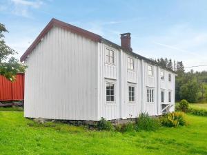 Three-Bedroom Holiday home in Fevåg