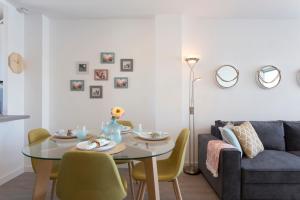 Superbe Marina Spacieuse en face de la Plage!