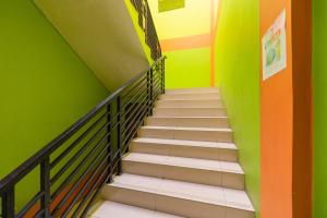 RedDoorz near Kejaksan Station Cirebon 2