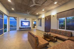 SaffronStays Serenity - 2BR villa overlooking Lake Kadwa with garden, swings & treks near Sula Vineyard