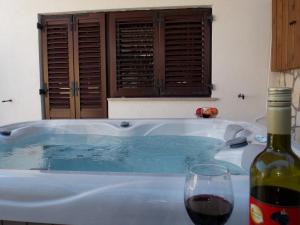 Apartment with private garden, hot tub, WiFi, SAT TV, Klima, near beach 