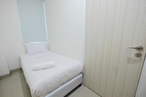 Comfy and Modern 2BR Grand Kamala Lagoon Apartment By Travelio