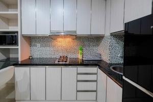 Comfy and Modern 2BR Grand Kamala Lagoon Apartment By Travelio