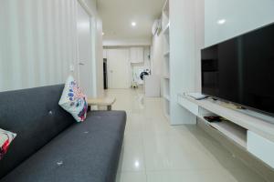 Comfy and Modern 2BR Grand Kamala Lagoon Apartment By Travelio