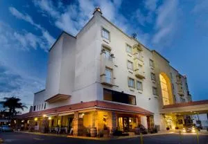 Hotel Suites México Plaza León Campestre - Los Castillos