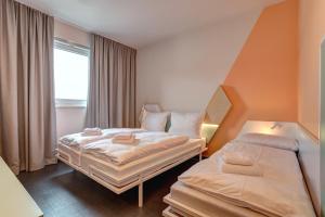 Triple Room room in MEININGER Hotel Heidelberg Hauptbahnhof