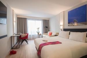 Hotels Mercure Ajaccio : Chambre Supérieure avec 1 Lit Queen-Size et 1 Canapé