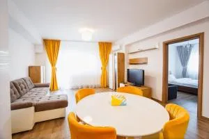Spacious & Bright 2 bedroom Central Apartment - Oradea