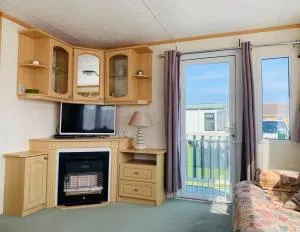 Golden Sands Caravan Hire Ingoldmells- FREE in caravan wifi- Access included to the on site club house, sports bar, arcade, coffee shop We have beach access, a fishing lake and a laundrette - Ingoldmells