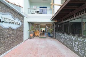 RedDoorz @ Old Buswang Road