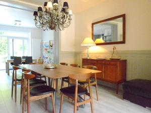 Large townhouse with pool table