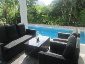 Mae Phim -Beachfront living in a villa with a private pool !
