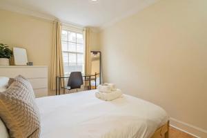 2BR Grassmarket Apartment with Castle View