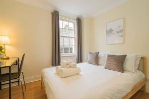 2BR Grassmarket Apartment with Castle View