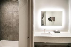 King Bed room in Americas Best Value Inn & Suites Northeast Houston I-610