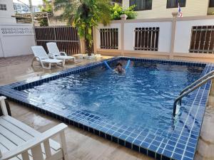 Downtown 3 Bedroom House with pool