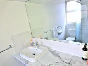 Hi 5 Glenelg Studio Apartment