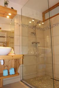 Appartements Les Chalets du Chaberton, Pied de pistes et Spa : photos des chambres