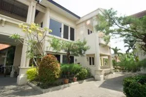 RedDoorz near Rumah Sakit Baptis Kediri - Bojonegoro