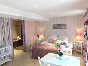 Hotels HOSTELLERIE DES BICHONNIERES : Chambre Double Deluxe - Non remboursable