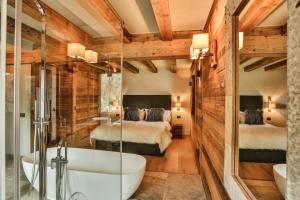 HelloChalet - Chalet Seventy One - Larger Family Ski Chalet in the center