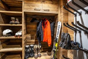 HelloChalet - Chalet Seventy One - Larger Family Ski Chalet in the center