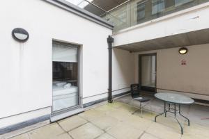 Zone 1 Modern 2 Bed 2 Bath Apt with outdoor space Hyde park