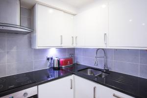 Zone 1 Modern 2 Bed 2 Bath Apt with outdoor space Hyde park