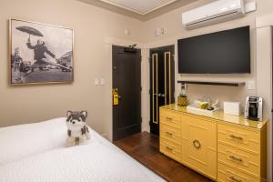 Staypineapple, An Elegant Hotel, Square