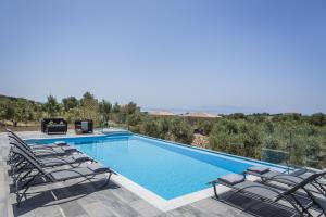 Trapezaki Villa Sleeps 6 Pool Air Con Kefalloniá Greece