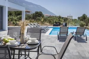 Trapezaki Villa Sleeps 6 Pool Air Con Kefalloniá Greece