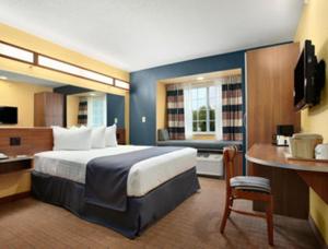 Queen Room - Non-Smoking room in Microtel Inn & Suites Chili/Rochester