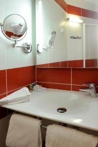 Hotels Comfort Hotel Saintes : Chambre Triple Supérieure