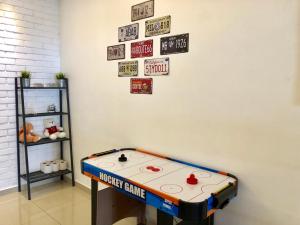 H&H 2 Karaoke, Ice Hockey Table, Game Console