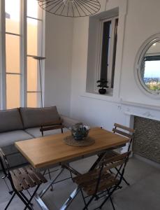 Appartements Bandol, vue panoramique sur la mer, la plage, le port : photos des chambres