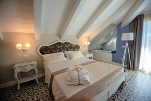 Junior Suite room in Sui Generis Luxury Rooms