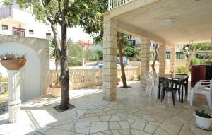 Dragans Den Hostel