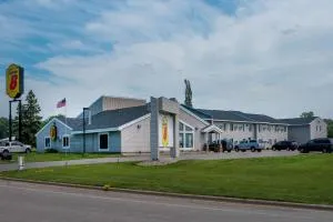 Super 8 by Wyndham Glenwood - Miltona