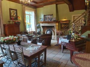 Château Lambert Moulinsart Hotel, shuttle airport, long term parking, snooker, large terrasse, dinner, breakfast