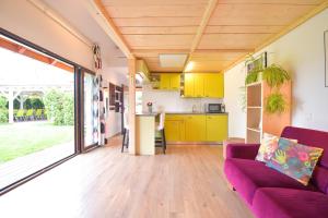 Happy Place - Casuta Galbena