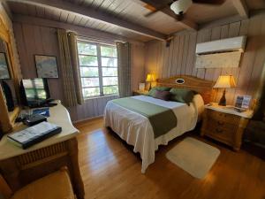 Queen Room with Sea View #3 room in Captain Pip's Marina & Hideaway