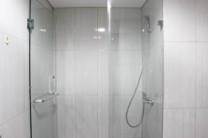 Deluxe Studio Room @ Tamansari La Grande Apartment By Travelio